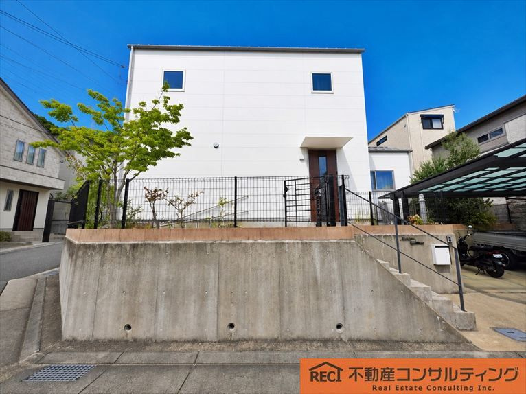 神戸市灘区桜ヶ丘町　中古戸建の前面道路含む現地写真