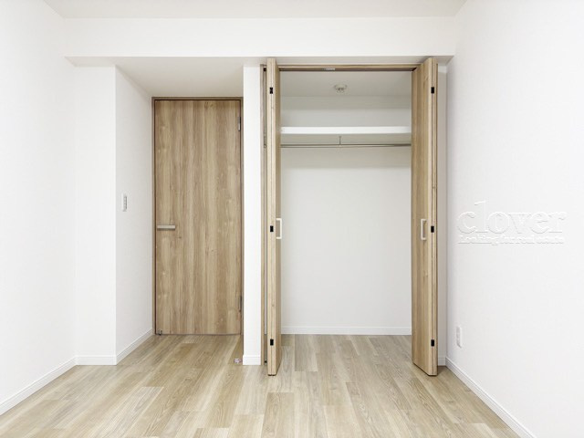 【収納】 | アルス用賀 | 洋室2　クローゼットの画像です。大きく左右に開いた扉の開放のしやすさと、奥行きを含めた収納部分のサイズ感をぜひ現地にてご確認ください。～即日のご見学可能～　お問合せはお気軽にどうぞ。
