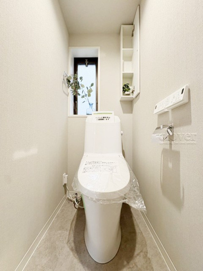 【トイレ】 | アルス用賀 | 温水洗浄便座付き　トイレはもともと個人の領域である自宅の中でも、最もプライベートな空間です。だからこそ、ほしい「落ち着き」がここにあります。～即日のご見学可能～　お問合せはお気軽にどうぞ。