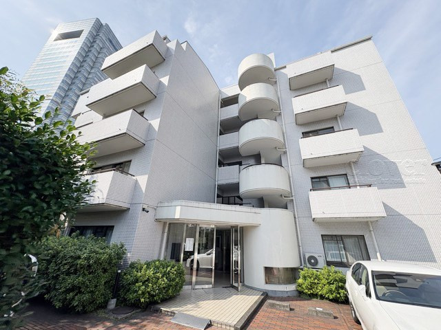 【外観】 | アルス用賀 | 手入れの行き届いた外壁やエントランスなど、「見ればわかる」レベルで清潔感を保ったマンションです。築年数を感じさせない姿で皆様をお出迎えします。～即日のご見学可能～　お問合せはお気軽にどうぞ。