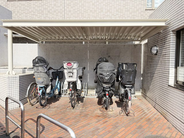 【駐輪場】 | アルス用賀 | 自転車置き場。マンションの共用部にあたります。空きの有無や駐輪料金、各戸の台数制限などについては、改めてお問い合わせください。～即日のご見学可能～　お問合せはお気軽にどうぞ。