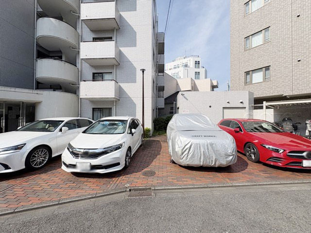 【駐車場】 | アルス用賀 | マンションの駐車場スペース。空きの有無や駐車料金、サイズ規定などについては、改めてお問い合わせください。～即日のご見学可能～　お問合せはお気軽にどうぞ。