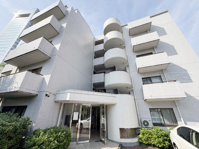 【外観】 | アルス用賀 | 手入れの行き届いた外壁やエントランスなど、「見ればわかる」レベルで清潔感を保ったマンションです。築年数を感じさせない姿で皆様をお出迎えします。～即日のご見学可能～　お問合せはお気軽にどうぞ。