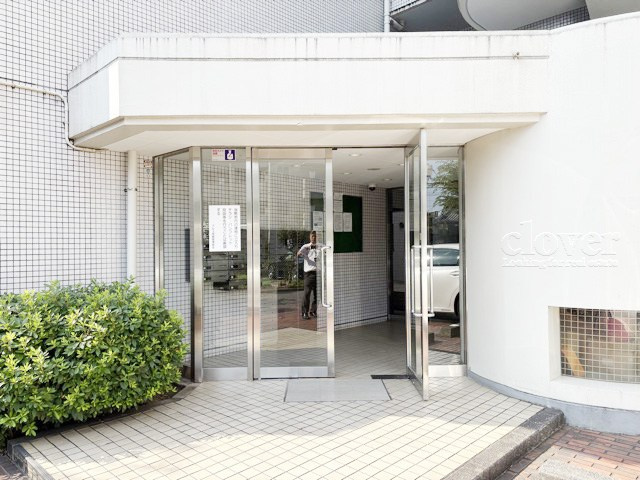 【エントランス】 | アルス用賀 | オートロックを備えた、マンションのエントランス。やはりセキュリティの観点は欠かすことができません。皆様を“安全”に送り出し、出迎えてくれます。～即日のご見学可能～　お問合せはお気軽にどうぞ。