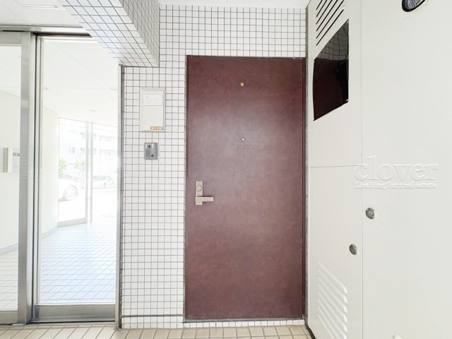 【その他共用部分】 | アルス用賀 | 皆様をお迎えする、お部屋の玄関ドア。開けやすさや開放角度、ドアノブの操作しやすさや鍵の形状などを、現地で一度ご確認ください。～即日のご見学可能～　お問合せはお気軽にどうぞ。