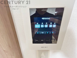 訪問者が来たときにテレビ画面で確認できるため、安心してドアを開けられます。録画機能があるものもあり、留守中に来訪者を記録しておくことができます。利便性が高く、セキュリティ面でも安心です。
