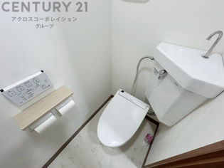 温水洗浄便座付トイレは温水洗浄機能により、暖かい水でおしりを洗浄することができ、冷たい水を使う従来の便座に比べ、温水洗浄機能で暖かいトイレを提供し、快適な使用を可能にします。
