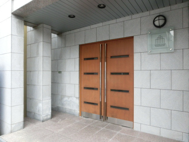グラビスコート加古町のエントランス