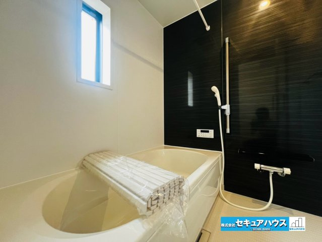 【本日ご案内可能】大府市朝日町5丁目　全5棟の浴室|【浴室】
◆アクセントパネルで落ち着きのある雰囲気を演出し、毎日の疲れを癒やすバスタイムを過ごせます。
◆窓付きで、カビの繁殖を抑える効果があります。
◆オプションでお好きなサイズの鏡を設置できます。