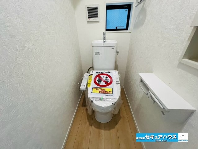 【本日ご案内可能】大府市朝日町5丁目　全5棟のトイレ|【高機能トイレ】
◆高機能トイレの多くは便器のフタの開閉が自動であり、使用後に手動で水を流す面倒もなく非常に便利です。スタイリッシュな見た目で、お掃除しやすく、節水効果が高いです。　　　　　　　　　　