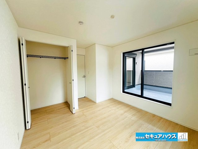 【本日ご案内可能】大府市朝日町5丁目　全5棟の洋室|【洋室】
◆広々とした居住空間は日々の暮らしを彩り、心のやすらぎと満足感を与えてくれます。通風と採光を考慮した設計は子供たちはのびのび育ち、家族でくつろぎと団らんを生み出します。　　　　　　　　　　　