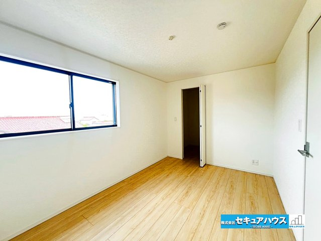 【本日ご案内可能】大府市朝日町5丁目　全5棟の洋室|【洋室】
◆家族一人ひとりの大切なプライベート空間。趣味に合わせて使って頂けるようシンプルに仕上げてあります。暮らし心地を大きく左右する収納を、適材適所に配置し使い勝手を考慮しました。　　　　　　　　