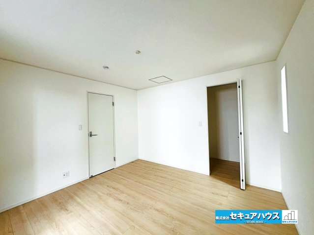 【本日ご案内可能】大府市朝日町5丁目　全5棟の洋室|【洋室】
◆お子様のお部屋や主寝室、来客時の宿泊室、趣味のお部屋としてもご利用いただけます♪
◆全居室収納付きの洋室です。各居室にお洋服や、荷物を収納することができます。　　　　　　　　　　　　　　　