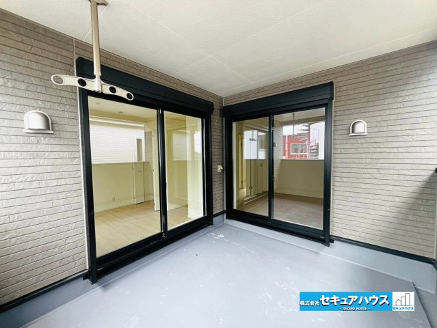 【本日ご案内可能】大府市朝日町5丁目　全5棟のバルコニー|【バルコニー】
◆見晴らしもよく、太陽の温かな温もりをめいっぱい受け止めてくれます。
太陽の光と爽やかな風を受けたお洗濯物はあっという間に乾き、取りこむ時には太陽の匂いを感じられそうですね。　　　　　