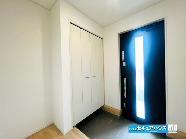 【本日ご案内可能】大府市朝日町5丁目　全5棟の玄関|【玄関】
◆光が差し込み明るいです。気分も晴れやかになりますね。
◆玄関には、収納力のあるシューズクロークがございます。玄関まわりがすっきり片付きます。
◆ダブルロックキーで防犯面も安心です♪　　　　