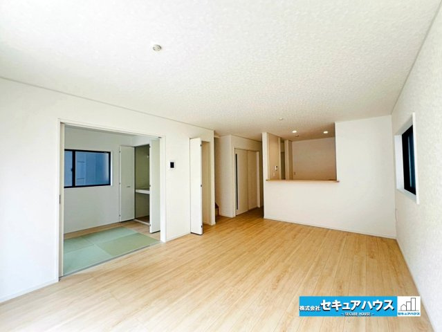 【本日ご案内可能】大府市朝日町5丁目　全5棟の居間・リビング|【LDK】
◆家族揃ってリビングで過ごすお休みの日が、楽しみになる場所となることでしょう。
◆対面式のオープンキッチンは、家事をしながら家族の様子が一目でわかる安心＆便利設備♪　　　　　　　　