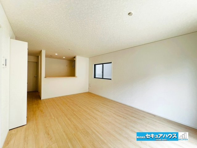 【本日ご案内可能】大府市朝日町5丁目　全5棟の居間・リビング|【LDK】
◆日当たりが良く温かい広々リビングは家族の団らんスペースになります。
◆クローゼット付きの収納ははティッシュボックスや掃除道具などの日用品を隠す収納ができるためとても便利です。　　