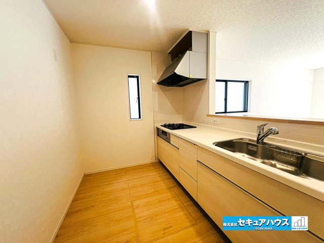【本日ご案内可能】大府市朝日町5丁目　全5棟のキッチン|【キッチン】
◆広々としたキッチンスペースのため家族で並んで料理できます。
◆キッチンの窓は熱気や匂いを逃がす役割があります。
◆床下収納にはお米や飲み物のストックをしまうことができます。　　　　　　