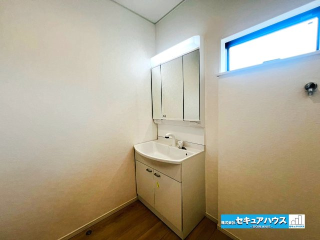 【本日ご案内可能】大府市朝日町5丁目　全5棟の独立洗面台|【洗面台】
◆鏡の裏にはたっぷりと収納スペースを標準装備！
◆電源を付属しているのでドライヤーなど利用できます。
◆シャワー付きの洗面台のため清掃も楽に行うことが出来ます。　　　　　　　　　　　　　　