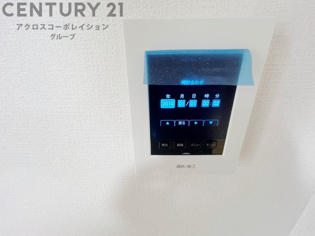 訪問者が来たときにテレビ画面で確認できるため、安心してドアを開けられます。録画機能があるものもあり、留守中に来訪者を記録しておくことができます。利便性が高く、セキュリティ面でも安心です。