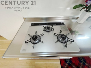多数の調理器具を同時に使用でき、料理の効率化が可能。省エネで節約になり、様々な料理スタイルに適応できます。また、火力調整が独立しており、手入れや掃除もしやすく、今よりもっとお料理が楽しくなるかも。