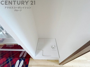 洗濯物の仕分け作業がしやすく、整理整頓が容易になります。洗濯音や湿気を他の部屋に持ち込まず、生活環境を快適に保ちます。上部を活用すれば収納スペースを確保でき洗剤や洗濯用品の整理もしやすくなります。