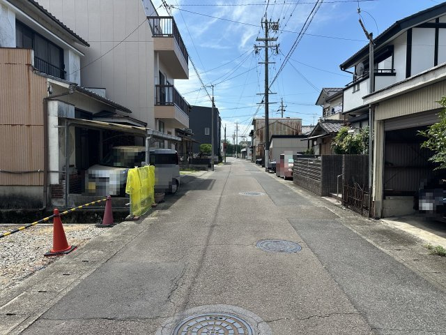 土地　豊岡町の前面道路含む現地写真