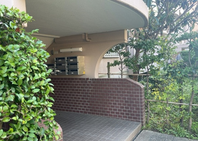 【エントランス】 | パークサイド南大沢１号棟 | 日勤管理により清掃が行き届いた綺麗なマンションエントランスです。防犯面にも配慮されており、住まい全体の安心感を高めています。整然と保たれた共用部からは管理状態の良さがしっかりとうかがえます。