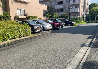 【駐車場】 | パークサイド南大沢１号棟 | 敷地内に完備された月額５０００円でご利用可能な駐車場です。平坦で車の出し入れがしやすく、お車の所有をお考えの方にも安心の環境。最新の空き状況や利用条件についてはお気軽にスタッフまでご相談ください。