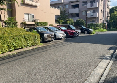 【駐車場】 | パークサイド南大沢１号棟 | マンション敷地内に位置する月額５０００円の駐車スペースです。建物からのアクセスも良好で、荷物の出し入れもスムーズに行えます。空き状況や対応可能な車種のサイズ等については現地にてご確認いただけます。