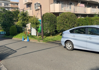 【中庭】 | パークサイド南大沢１号棟 | 敷地内に配置された緑豊かな共用スペースです。季節の彩りを感じられる植栽が整えられており、居住者様に癒やしの空間を提供します。手入れが行き届いた美しい景観が日々の生活に心地よさを添えてくれます。