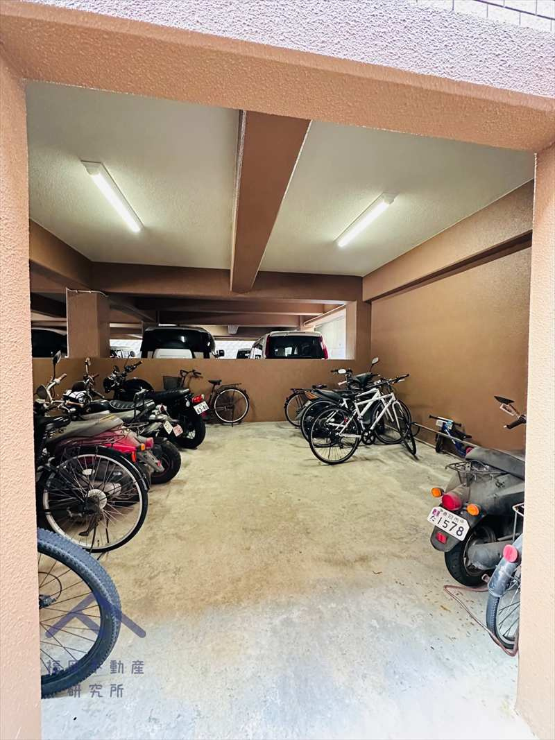 デュープレックス紅葉ヶ丘の駐車場
