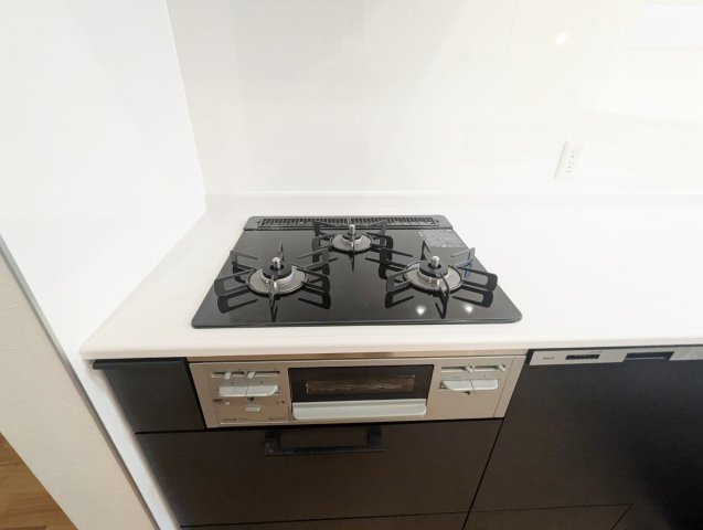 朝霞市三原4丁目 全3棟 3号棟のキッチン|手軽にお手入れができるガラストップコンロを装備しています 