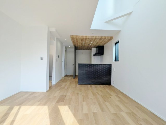 朝霞市三原4丁目 全3棟 3号棟の居間・リビング|家の中心でもあるLDKは15.1帖の開放感
多面開口の明るく快適な家族団らんの場です
リビング+水回りを配した生活しやすい間取りです(3号棟)