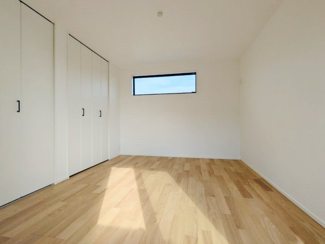朝霞市三原4丁目 全3棟 3号棟の洋室|3階6.5帖洋室は整形なお部屋なので家具のレイアウトもしやすいです
2面開口の明るく快適なお部屋です
壁面ワイドな収納が魅力的です(3号棟)