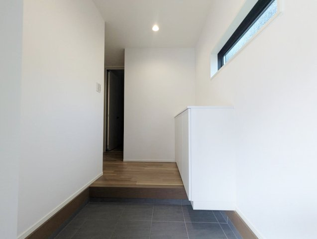 朝霞市三原4丁目 全3棟 3号棟の玄関|家の顔でもある玄関にはホールを設けてます(3号棟)