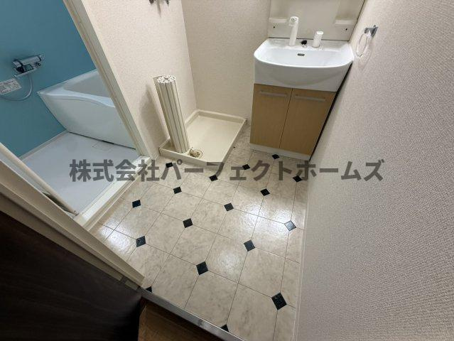 ロジェ藤阪の洗面所|明るい洗面所です