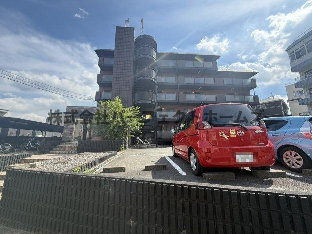 ロジェ藤阪の駐車場|カースペースがあります
