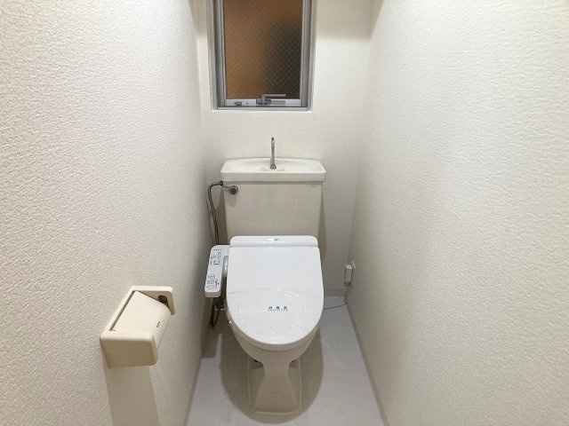 ラムール長田のトイレ|温水洗浄便座付きのトイレ
