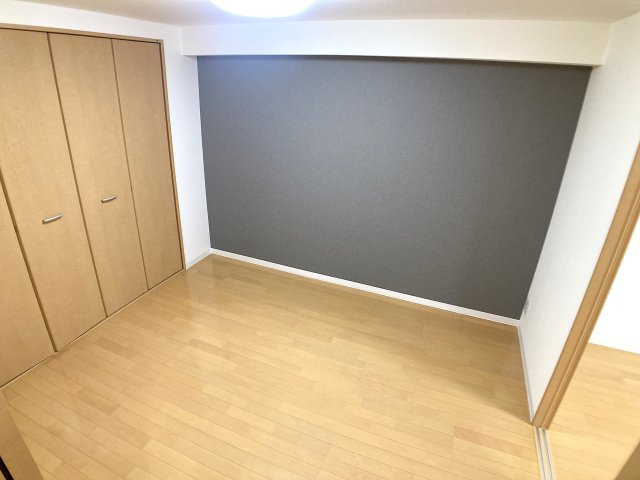 ラムール長田の内装|アクセントクロスがお洒落な洋室