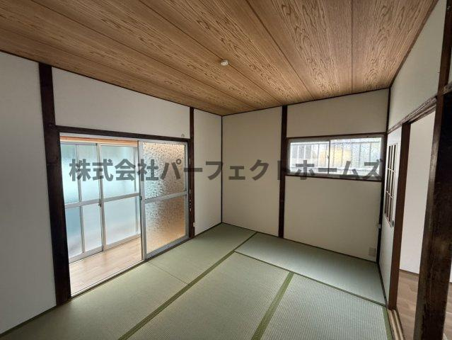 香里西之町テラスハウス　賃貸の居間・リビング|こちらのリビングで趣味の時間をお楽しみください