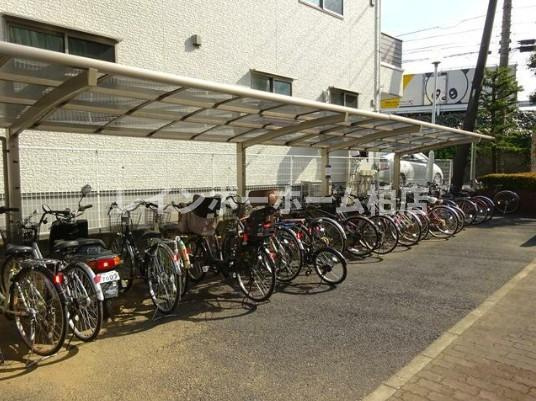特典：仲介手数料が無料です!!のその他共用部分|屋根付き駐輪場です・バイク駐輪可（別途有料）