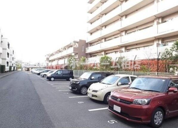 特典：仲介手数料が無料です!!の駐車場|車をお持ちの方に嬉しい駐車場付きの物件です