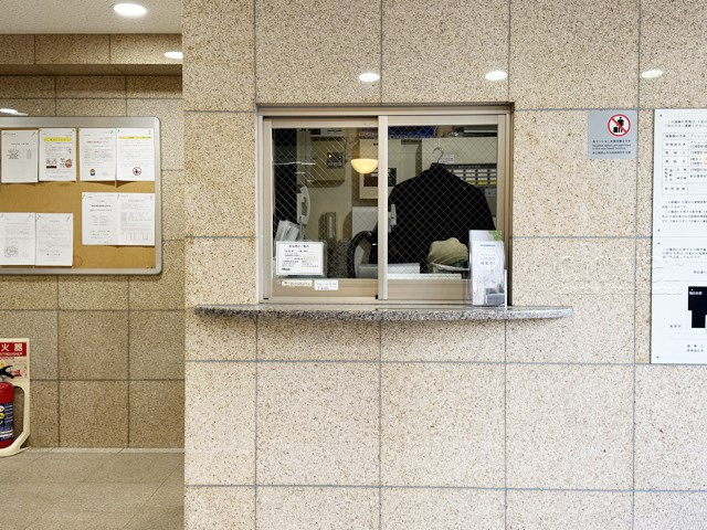 【受付】 | アリュージュ南千住 | 管理人さんが勤務する管理室。このマンションがきれいに保たれているのは、もちろん管理人さんのおかげ。～即日のご見学可能～　お問合せはお気軽にどうぞ。