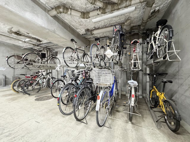 【駐輪場】 | アリュージュ南千住 | 自転車置き場。マンションの共用部にあたります。空きの有無や駐輪料金、各戸の台数制限などについては、改めてお問い合わせください。～即日のご見学可能～　お問合せはお気軽にどうぞ。