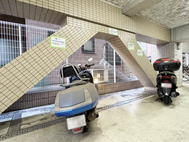 【駐車場】 | アリュージュ南千住 | バイク置き場。空き区画の有無や駐輪料金、サイズおよび排気量規定などについては、改めてお問い合わせください。～即日のご見学可能～　お問合せはお気軽にどうぞ。
