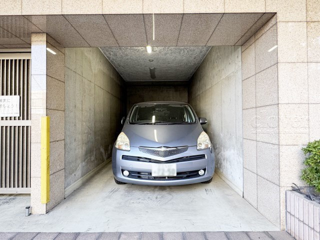 【駐車場】 | アリュージュ南千住 | マンションの駐車場スペース。空きの有無や駐車料金、サイズ規定などについては、改めてお問い合わせください。～即日のご見学可能～　お問合せはお気軽にどうぞ。