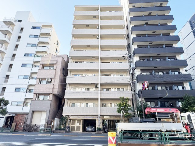 【外観】 | アリュージュ南千住 | 手入れの行き届いた外壁やエントランスなど、「見ればわかる」レベルで清潔感を保ったマンションです。築年数を感じさせない姿で皆様をお出迎えします。～即日のご見学可能～　お問合せはお気軽にどうぞ。