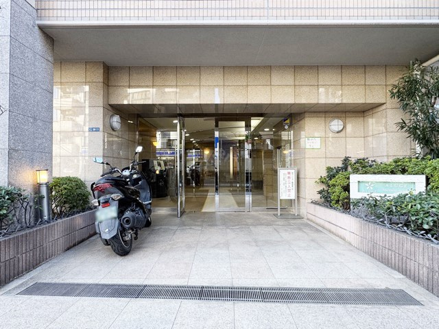 【エントランス】 | アリュージュ南千住 | オートロックを備えた、マンションのエントランス。やはりセキュリティの観点は欠かすことができません。皆様を“安全”に送り出し、出迎えてくれます。～即日のご見学可能～　お問合せはお気軽にどうぞ。