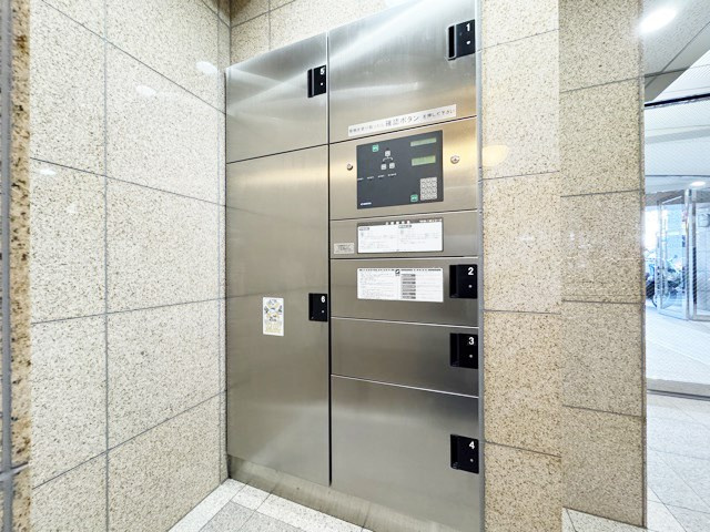 【設備】 | アリュージュ南千住 | 仕事をしたり、家をあけがちな人にとっては必須となる、宅配BOX。ネット通販や宅配サービスの利用頻度が高い人にとっても、うれしい設備です。～即日のご見学可能～　お問合せはお気軽にどうぞ。